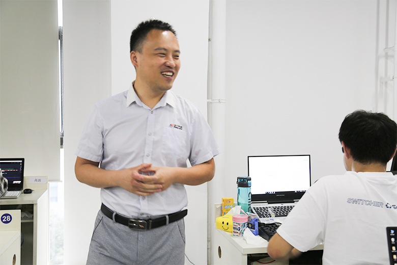 杜老师进班送祝福 杜老师进班送祝福