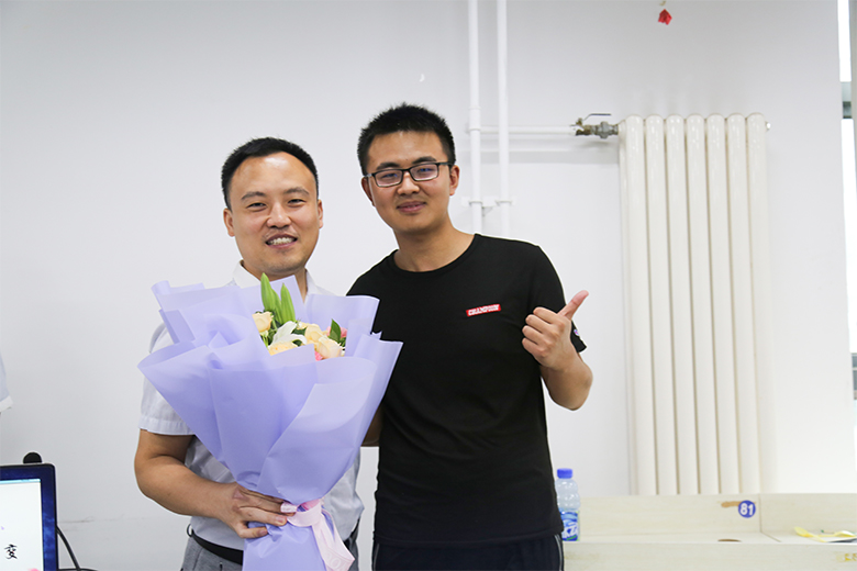 学员代表为杜老师送花 学员代表为杜老师送花