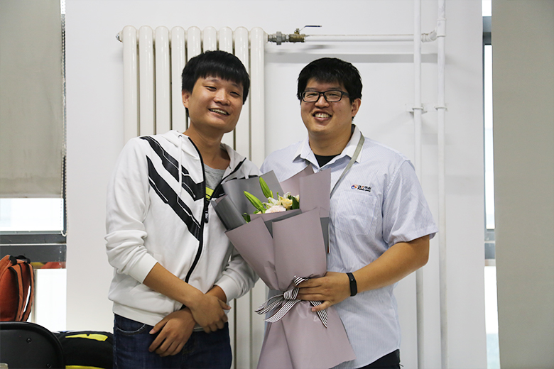 学员代表为小郭老师送花 学员代表为小郭老师送花