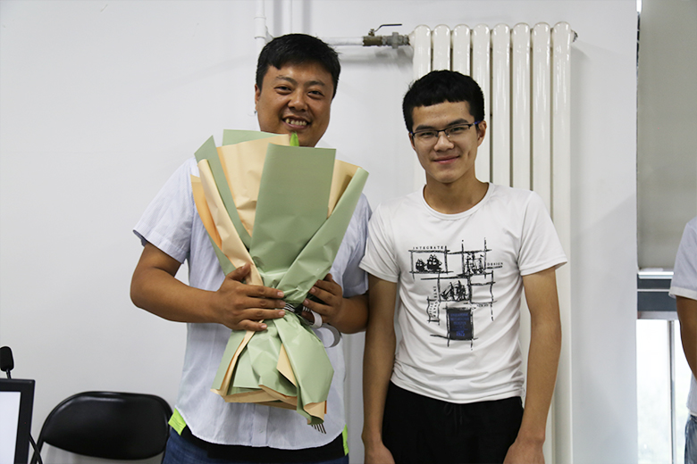 学员代表为秦老师送花 学员代表为秦老师送花