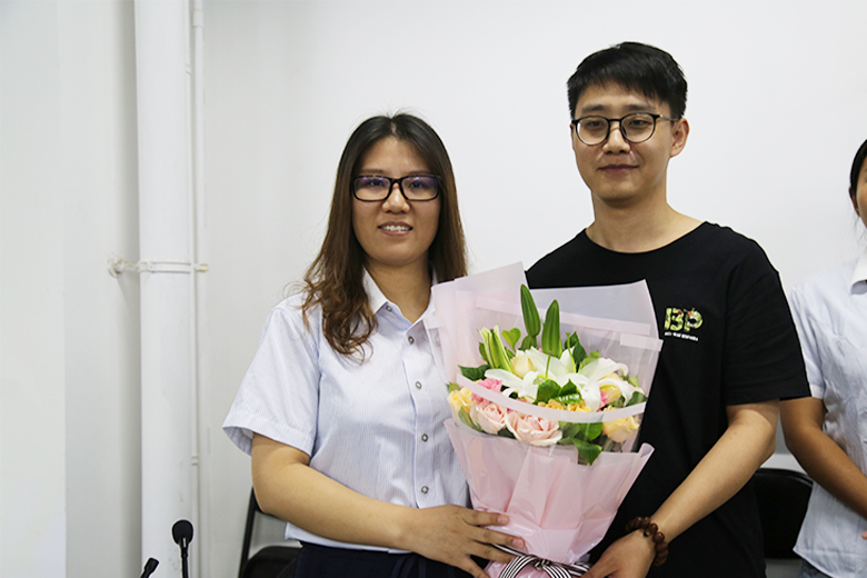 学员代表为王菲老师送花 学员代表为王菲老师送花