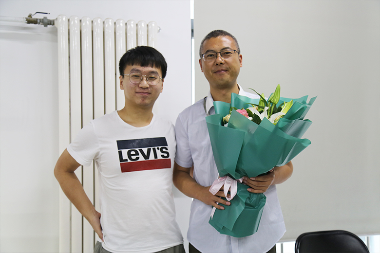 学员代表为王老师送花 学员代表为王老师送花