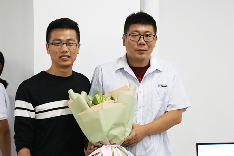 学员代表为杨老师送花 学员代表为杨老师送花