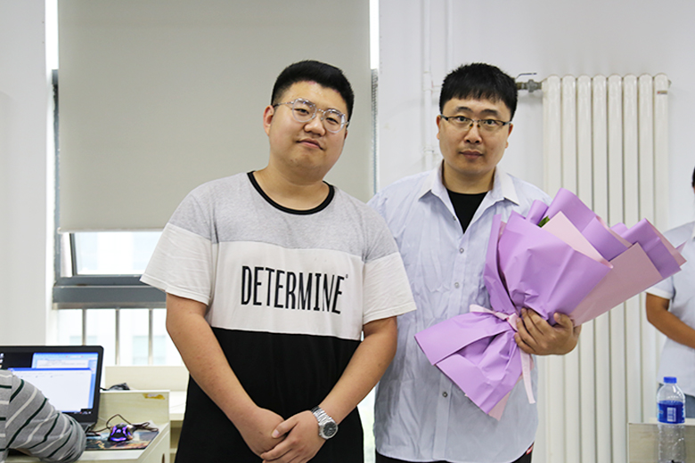 学员代表为阎老师送花 学员代表为阎老师送花