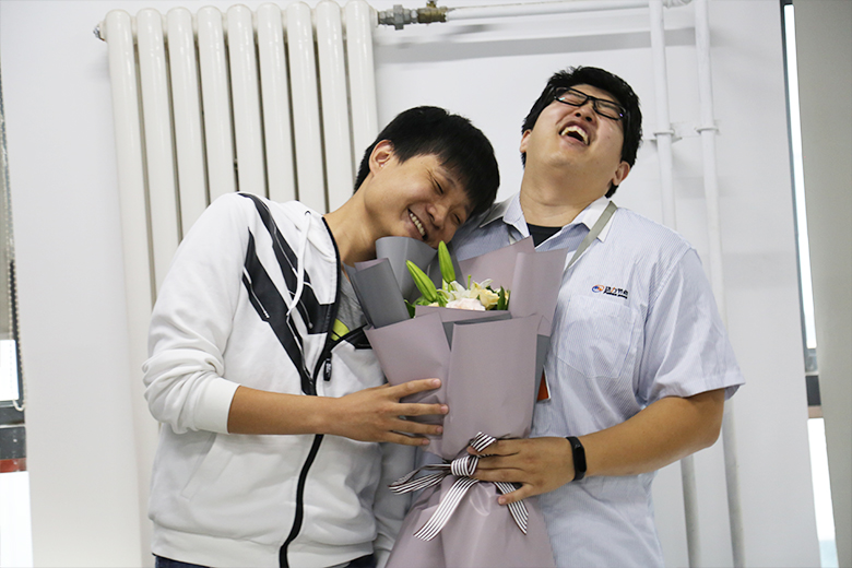 学员代表为郭老师送花 学员代表为郭老师送花